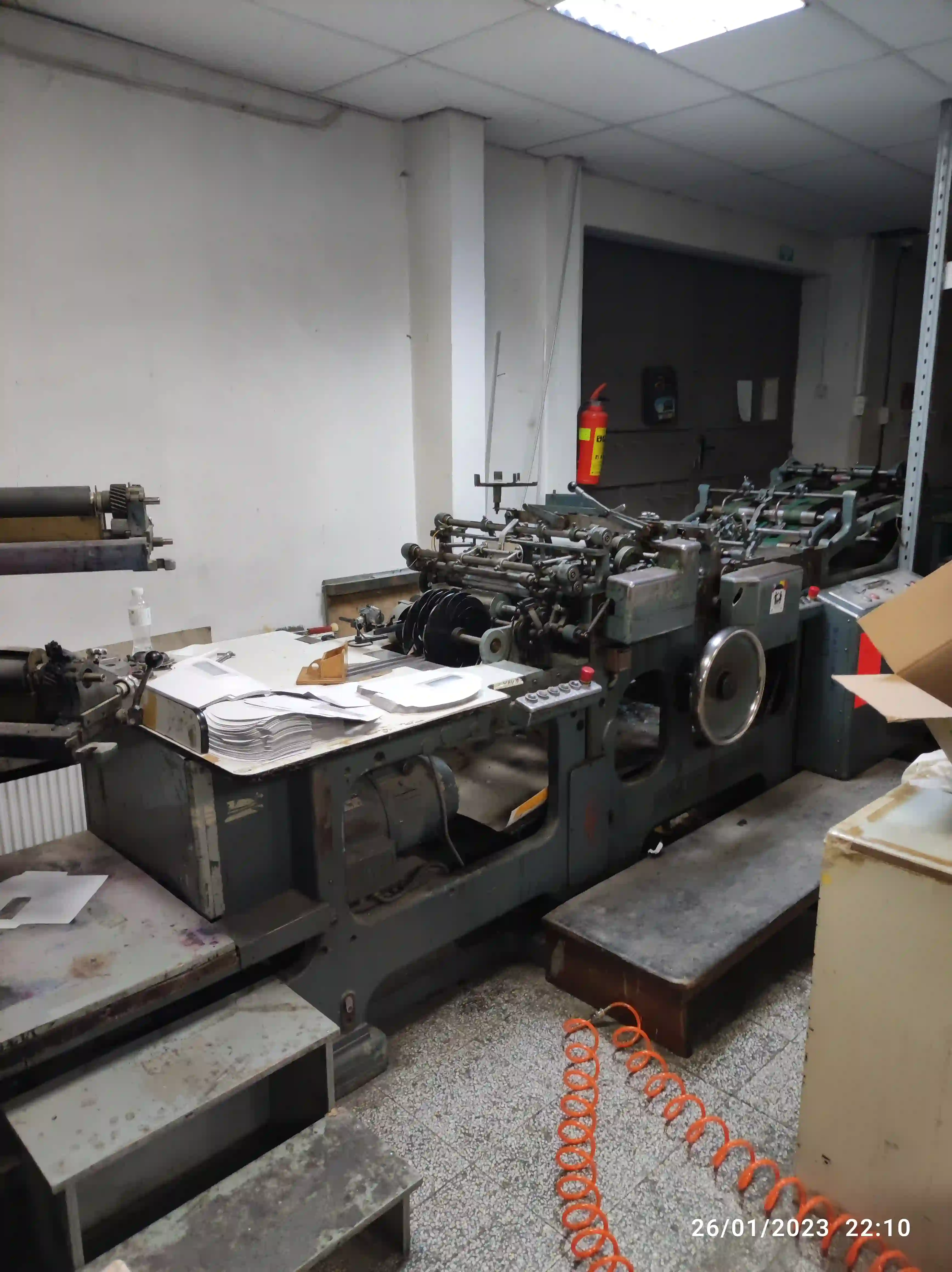 Automatic folder gluer for folding cartons