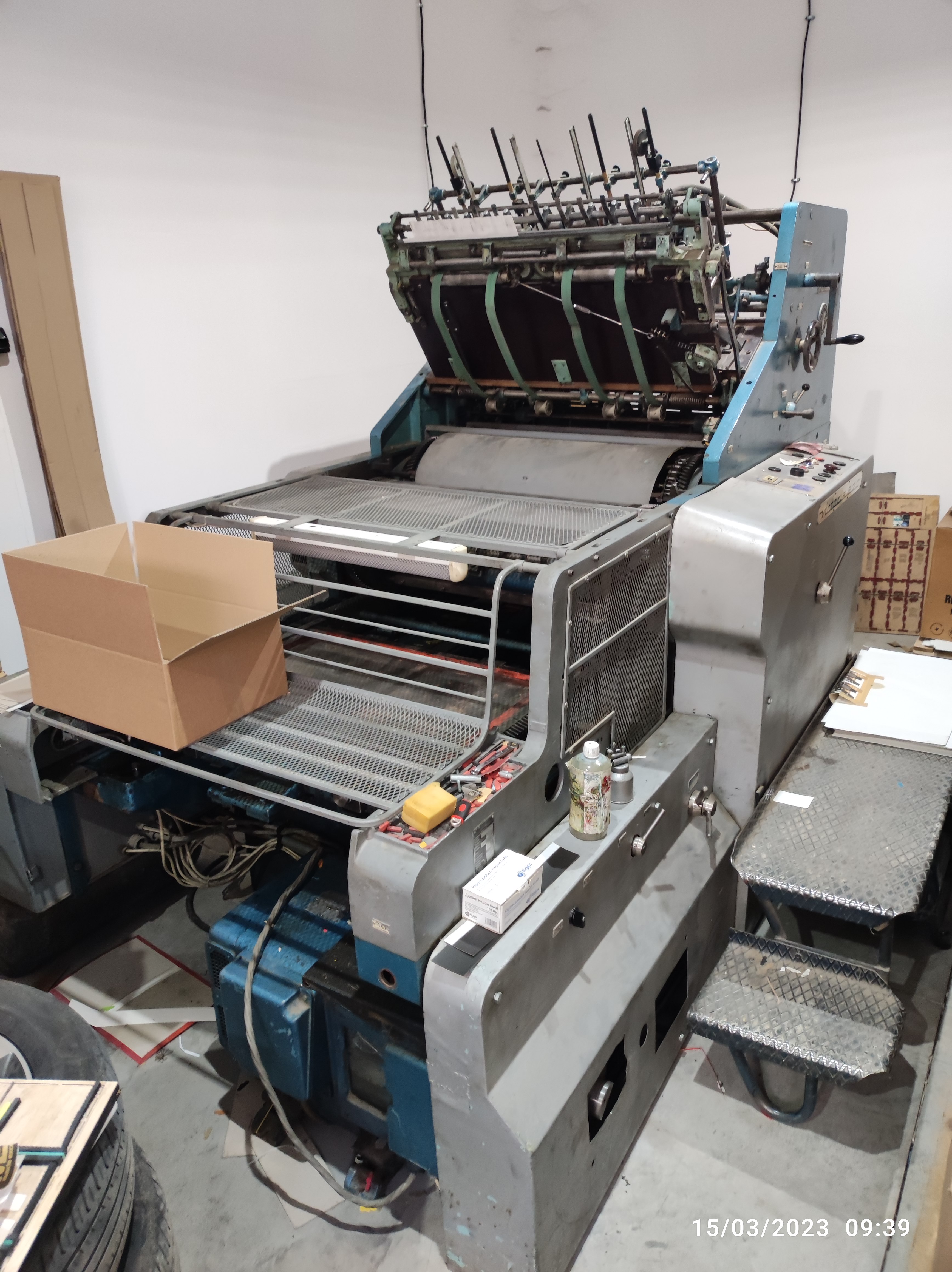 Flatbed die cutting machine for cardboard packaging
