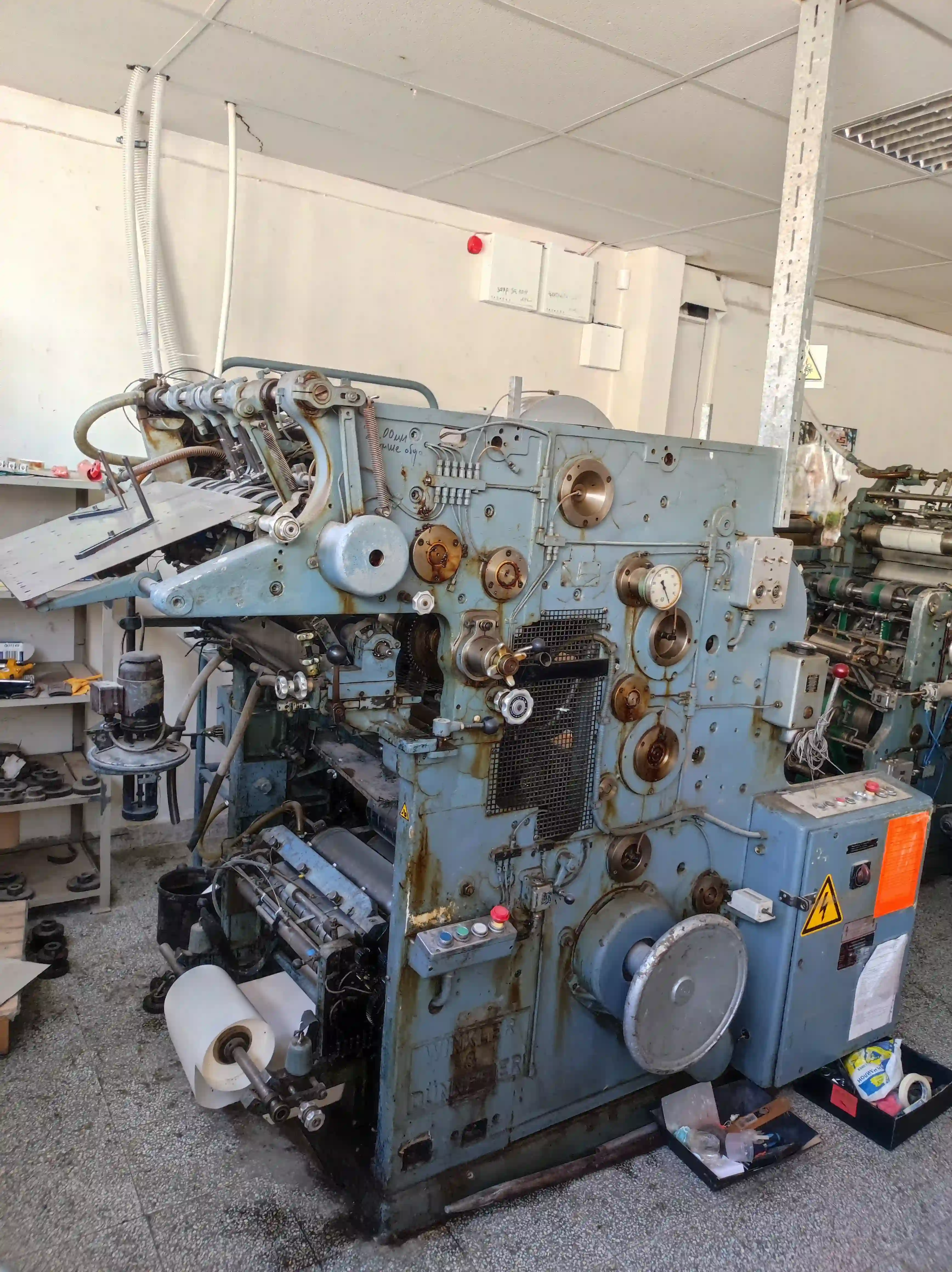 Window patching machine for retail boxes